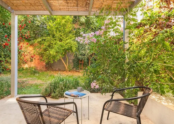 Cozy Garden Flat Апартаменты