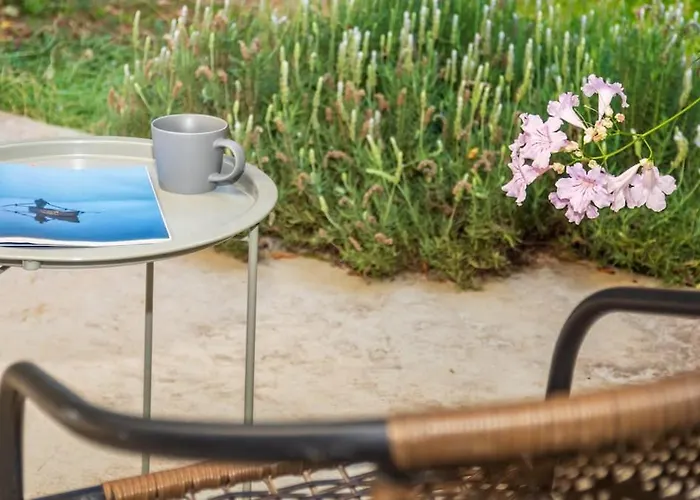 Cozy Garden Flat Апартаменты